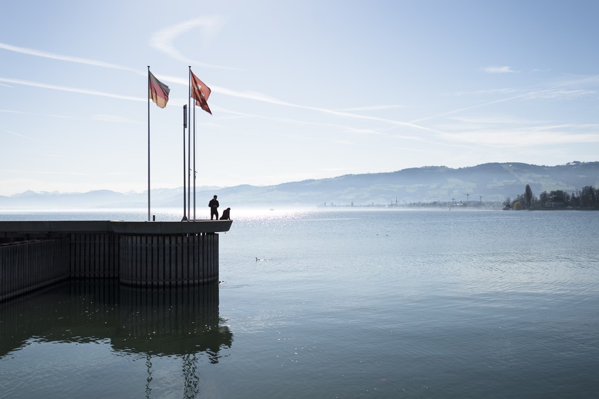 Menschen geniessen das sonnige Wetter am Bodensee, aufgenommen am Donnerstag, 31. Oktober 2016, in Arbon. (KEYSTONE/Gian Ehrenzeller)