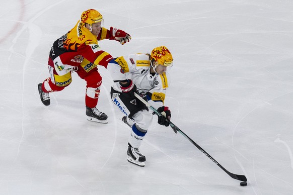 Biels PostFinance Top Scorer Toni Rajala, links, im Duell mit Freiburgs PostFinance Top Scorer Marcus Soerensen im Eishockey Qualifikatiosspiel der National League zwischen dem EHC Biel und dem HC Fri ...