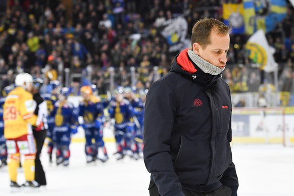 Biels Cheftrainer Antti Toermaenen verlaesst das Eis beim Eishockey-Qualifikationsspiel der National League zwischen dem HC Davos und dem EHC Biel, am Sonntag, 5. Januar 2020, im Eisstadion in Davos.  ...