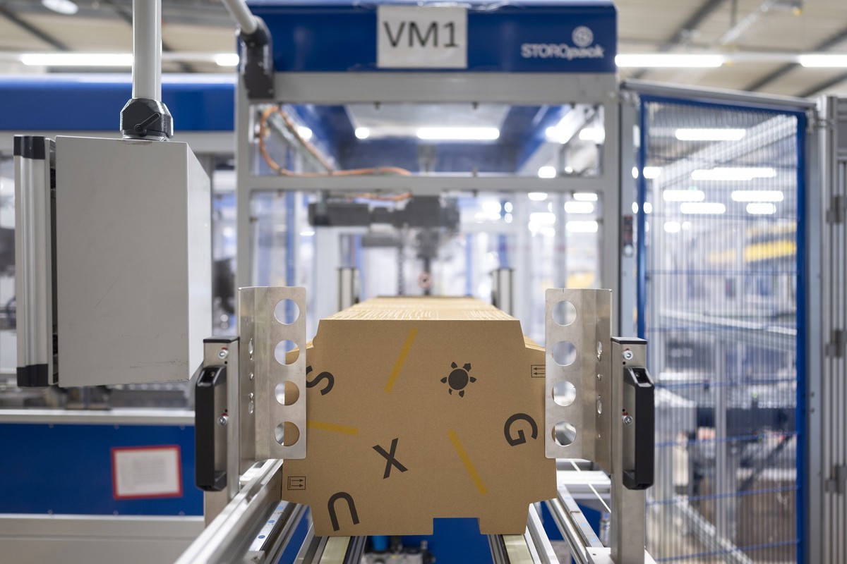 Ein automatisierter Verpackungsroboter verschliesst eine Kundenbestellung in der Verpackungsabteilung des Zentrallagers und Logistikzentrums von Digitec Galaxus, fotografiert am Montag, 16. Juni 2025  ...