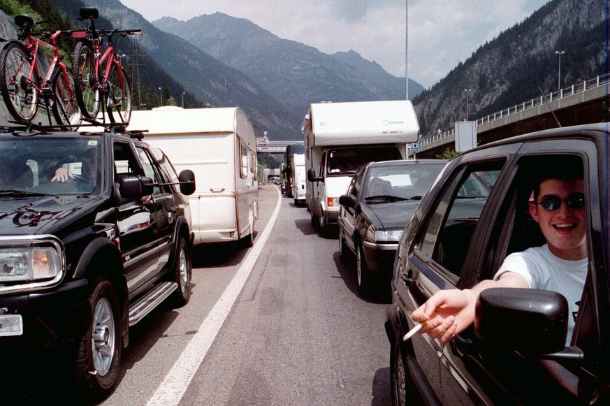 Der Verkehr rollte auch am Auffahrtsdonnerstag, 21. Mai 1998, nur aeusserst zaehfluessig in Richtung Sueden. Bei Goeschenen schien der Stau allerdings nicht alle zu aergern. (KEYSTONE/Guido Roeoesli)