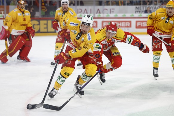 Langnaus Sami Lepistoe, links, und Biels Jere Sallinen in Aktion im Eishockey Meisterschaftsspiel der National League zwischen EHC Biel und SCL Tigers, am Freitag, 27. Januar 2023, in der Tissot Arena ...