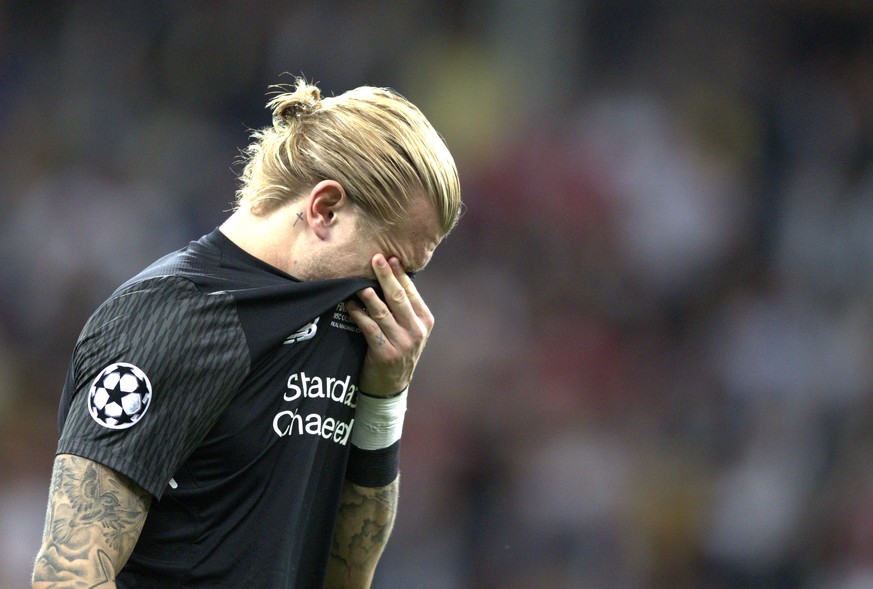 epaselect epa06765816 Liverpool goalkeeper Loris Karius reacts after losing the UEFA Champions League final between Real Madrid and Liverpool FC at the NSC Olimpiyskiy stadium in Kiev, Ukraine, 26 May ...