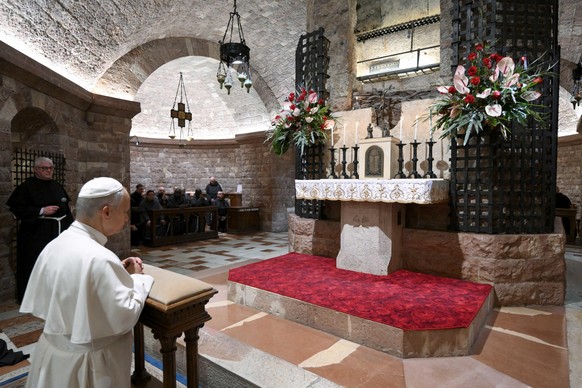 epa12537426 A handout picture provided by the Vatican Media shows Pope Leo XIV inside the Lower Basilica as he prays at the tomb of St. Francis in Assisi, central Italy, 20 November 2025. EPA/VATICAN  ...