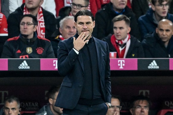 epa10216611 Leverkusen&#039;s head coach Gerardo Seoane reacts during the German Bundesliga soccer match between FC Bayern Munich and Bayer Leverkusen in Munich, Germany, 30 September 2022. EPA/FILIP  ...