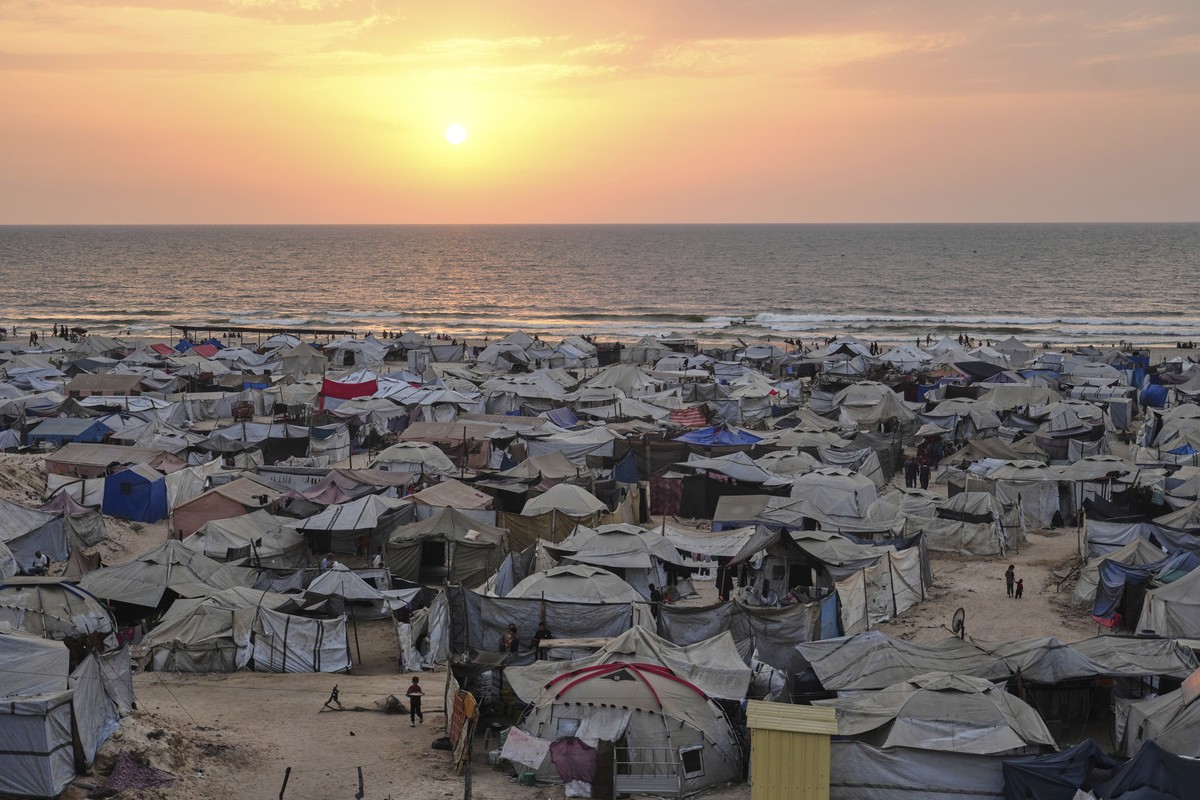 Tents housing displaced Palestinians crowd the beach in Gaza City, as the sun sets over the Mediterranean Sea, Sunday, Aug. 10, 2025. (AP Photo/Jehad Alshrafi)
Israel Palestinians Gaza