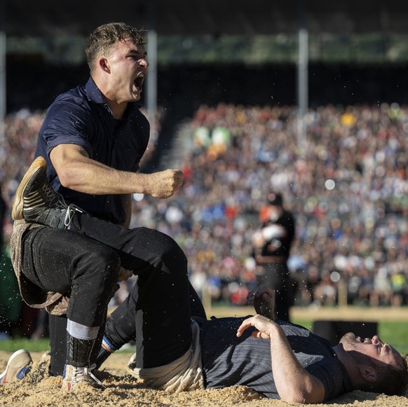 Michael Moser, links, besiegt Christian Biaesch, im fuenften Gang, am Eidgenoessischen Schwing- und Aelplerfest 2025 Glarnerland (ESAF), am Sonntag, 31. August 2025, in Mollis. (KEYSTONE/Gian Ehrenzel ...