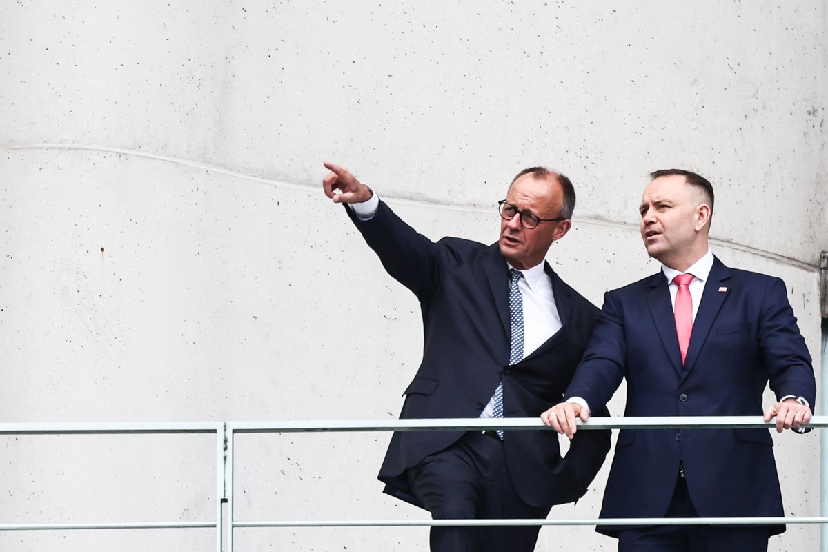 epa12381749 German Chancellor Friedrich Merz (L) and Polish President Karol Nawrocki talk on the terrace of the Chancellery in Berlin, Germany, 16 September 2025. EPA/FILIP SINGER