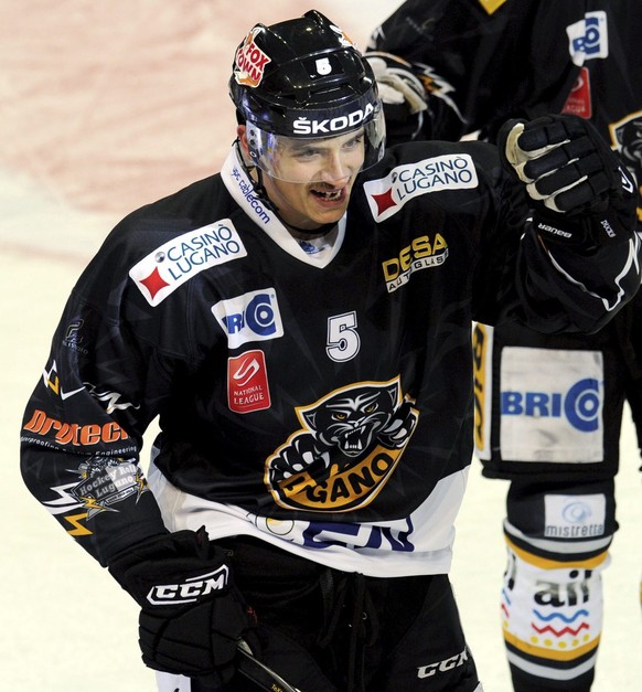 Luca Sbisa von Lugano feiert sein 1:0 beim NLA Eishockey Meisterschaftsspiel zwischen dem HC Lugano und dem HC Fribourg Gotteron, am Dienstag, 20. November 2012, in der Resega Halle von Lugano. (KEYST ...