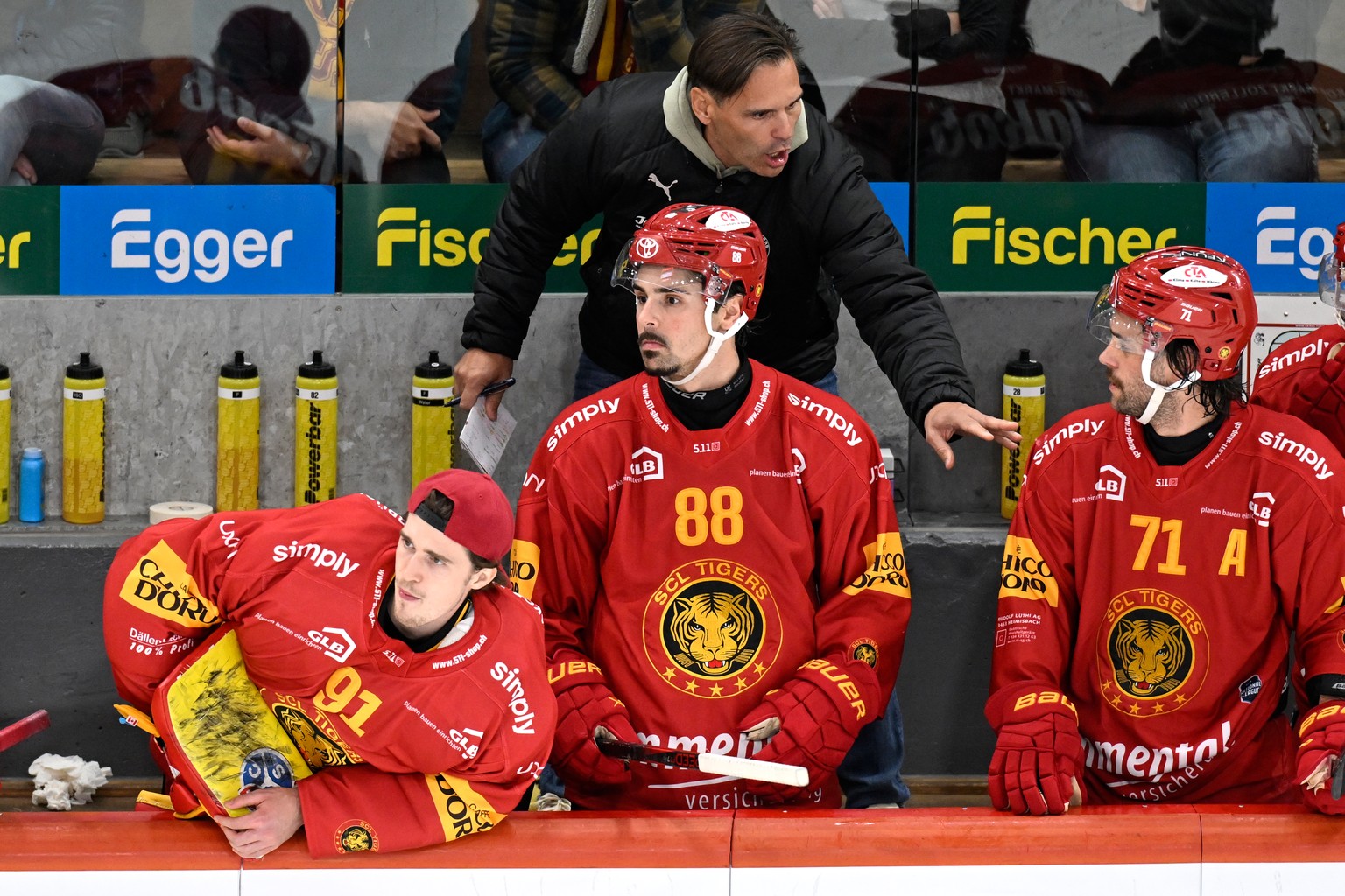 Tigers Head Coach Thierry Paterlini, gibt Julian Schmutz, rechts, Anweisungen beim Eishockey-Qualifikationsspiel der National League, zwischen den SCL Tigers und dem HC Davos, am Freitag, 19. Septembe ...
