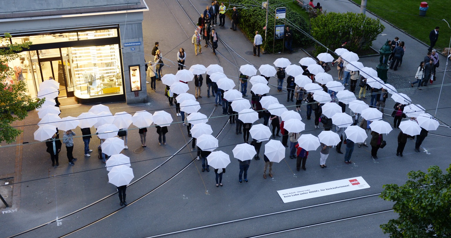 Die Mindestlohn-Befürworter stehen nach dem Abstimmungssonntag im Regen.