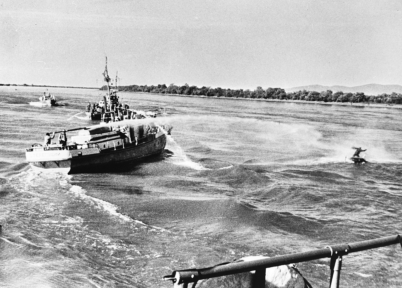 A Soviet ship using a water cannon against a Chinese fisherman on the Ussuri River, 6 May 1969.
https://commons.wikimedia.org/w/index.php?curid=59466219