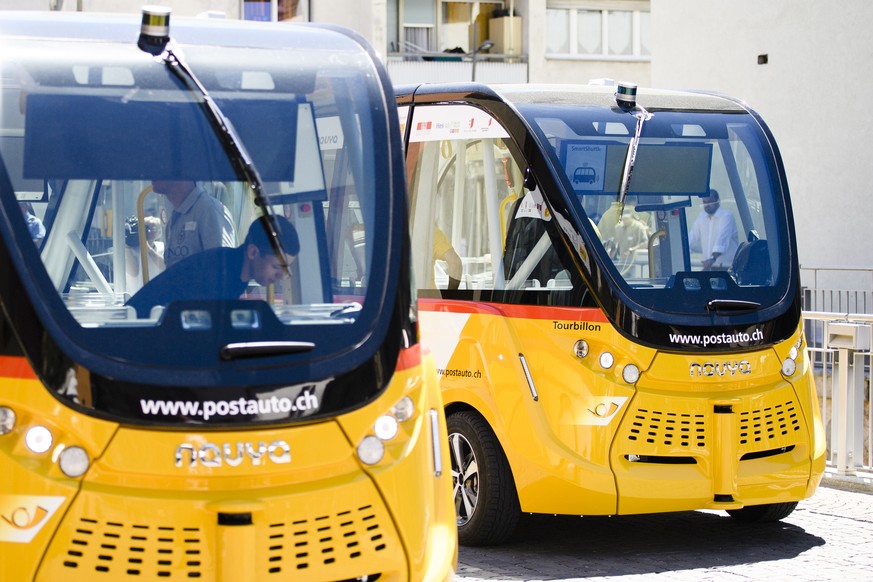 Autonome Shuttles im Testbetrieb anlaesslich der Medienkonferenz zum Start des Testbetriebes autonomer Shuttles, am Donnerstag, 23. Juni 2016, in Sion. Das MobilityLab Sion Valais und die PostAuto Sch ...