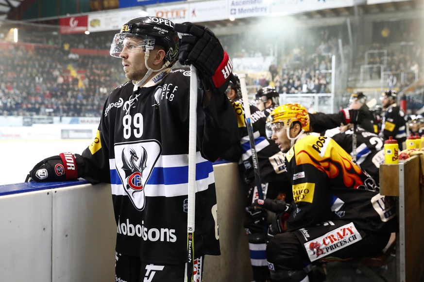 Fribourgs Andrey Bykov, links, und Julien Sprunger, rechts, beobachten das Spielgeschehen im Eishockey Meisterschaftsspiel der National League zwischen dem HC Fribourg Gotteron und Genf Servette, am D ...