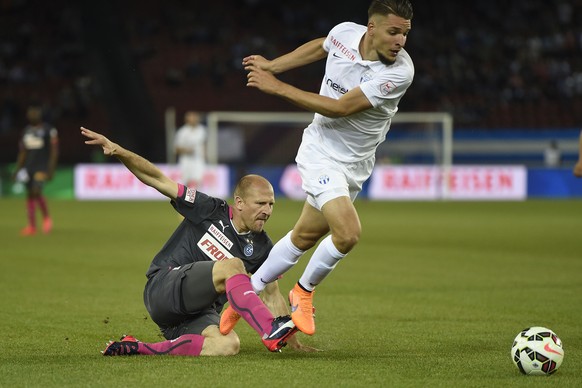 Der Zuercher, Berat Djimsiti, links, im Kampf um den Ball gegen den Grasshopper Stephane Grichting, rechts, beim Fussball Meisterschaftsspiel der Super League zwischen dem FC Zuerich und dem Grasshopp ...