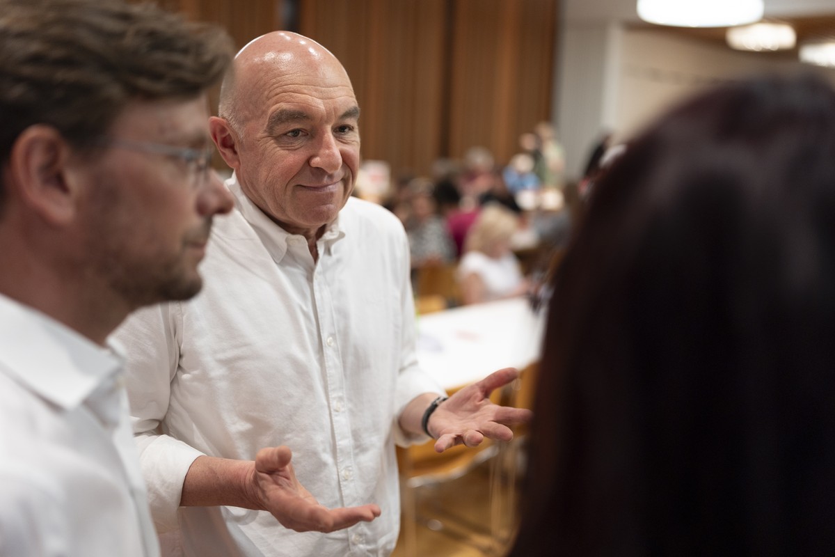 KEYPIX - Daniel Jositsch spricht mit Parteikollegen vor der ausserordentlichen Delegiertenversammlung der SP Kanton Zuerich am Donnerstag, 28. Mai 2026, im Reformierten Kirchgemeindehaus Schwamendinge ...