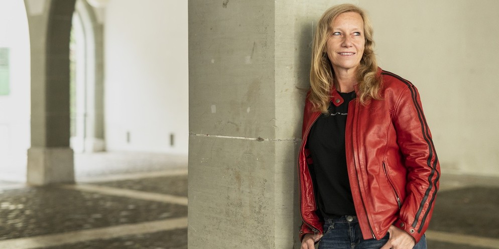 Christine Brand lebt in Zürich und Sansibar.