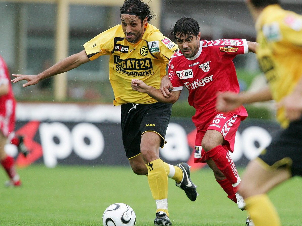 Der Thuner Adriano, rechts, im Duell mit Schaffhausens Paulo Diogo, in der 4. Fussball Super League Runde zwischen dem FC Thun und dem FC Schaffhausen, vom Sonntag 6. August 2006 im Stadion Lachen in  ...