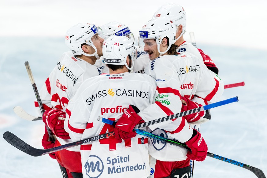 Die Spieler der SC Rapperswil-Jona Lakers um Nathan Vouardoux, rechts, bejubeln das 3:0 im Eishockey Qualifikationsspiel der National League zwischen dem EV Zug und den SC Rapperswil-Jona Lakers am Sa ...