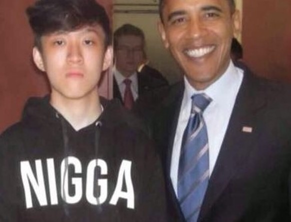 Das Stinkefinger-Selfie mit Monsieur le Président hat Folgen: Der Mann muss sich bei Hollande entschuldigen und bekommt eine Rüge
Das gibts noch ein Level höher: