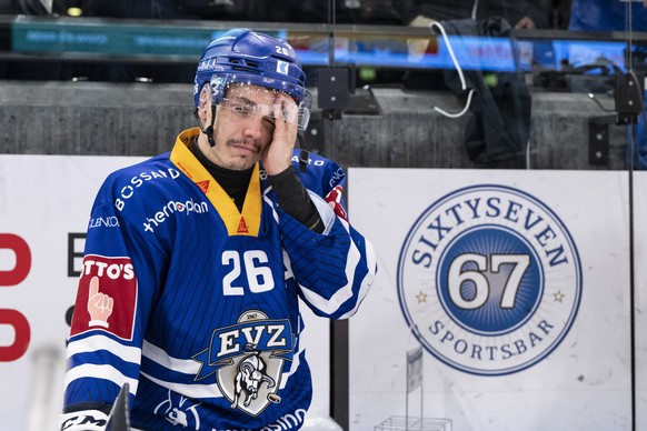 Reto Suri von Zug nach der Niederlage und seinem letzten Spiel seiner Karriere beim Eishockey Playoff 1/2 Final, Spiel 4 der National League zwischen dem EV Zug und den ZSC Lions am Montag, 8. April 2 ...