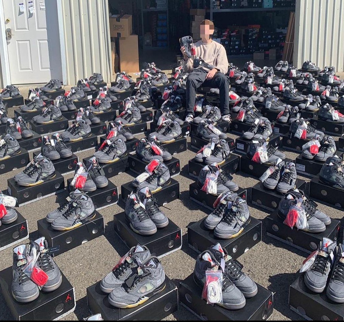 Joe Hebert posant au milieu de plusieurs paires de Air Jordan 5 x Off White le 7 avril 2020.