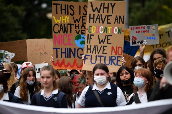 epa09848108 School students hold placards during a Climate School Strike protest at Treasury Gardens in Melbourne, Australia, 25 March 2022. EPA/JOEL CARRETT AUSTRALIA AND NEW ZEALAND OUT