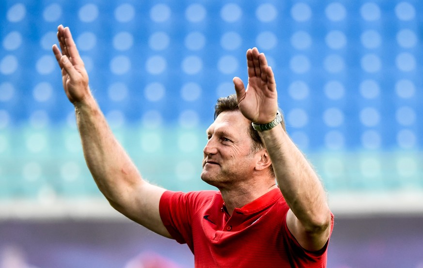 epa06713345 Leipzig&#039;s head coach Ralph Hasenhuettl reacts after the German Bundesliga soccer match between RB Leipzig and VfL Wolfsburg in Leipzig, Germany, 05 May 2018. EPA/FILIP SINGER EMBARGO  ...