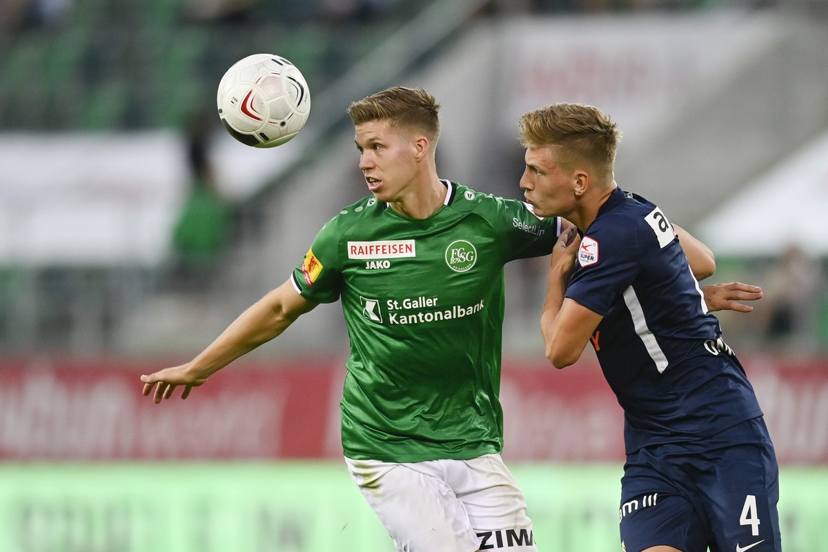 St. Gallens Cedric Itten, links, gegen Zuerichs Becir Omeragic, im Fussball Super League Spiel zwischen dem FC St. Gallen und dem FC Zuerich, am Donnerstag, 25. Juni 2020, im Kybunpark in St. Gallen.  ...