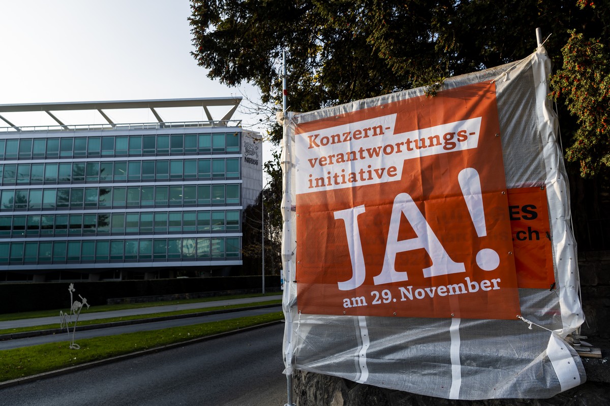 Une banderole en faveur de l'initiative multinationales responsables (Konzernverantwortungsinitiative) est visible devant le siege de la multinationale Nestle le mercredi 11 novembre 2020 a Vevey ...