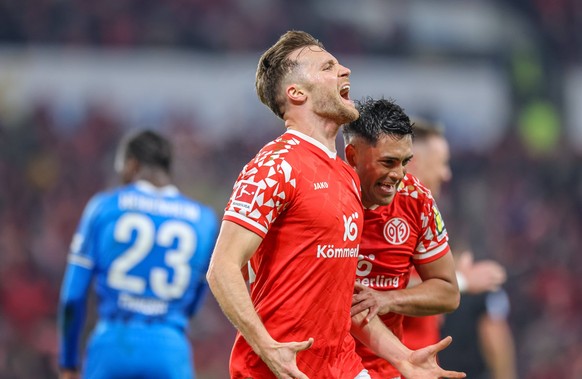 GER, Mainz, FSV Mainz 05 vs 1. FC Heidenheim, Bundesliga, Fussball, DFB, Spielzeit 2025/2026, MEWA Arena, 17. Spieltag im Bild: Silvan Widmer 1. FSV Mainz 05 30 erzielt das Tor zum 1:0, Tor, Jubel und ...