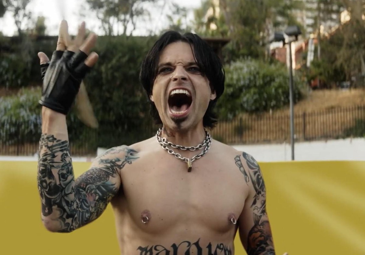 Sebastian Stan dans le rôle de Tommy Lee.
