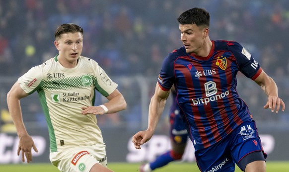 Alessandro Vogt (SG), links, gegen Flavius Daniliuc (FCB), rechts, im Fussball Meisterschaftsspiel der Swiss Super League zwischen dem FC Basel 1893 und dem FC St. Gallen im Stadion St. Jakob-Park in  ...