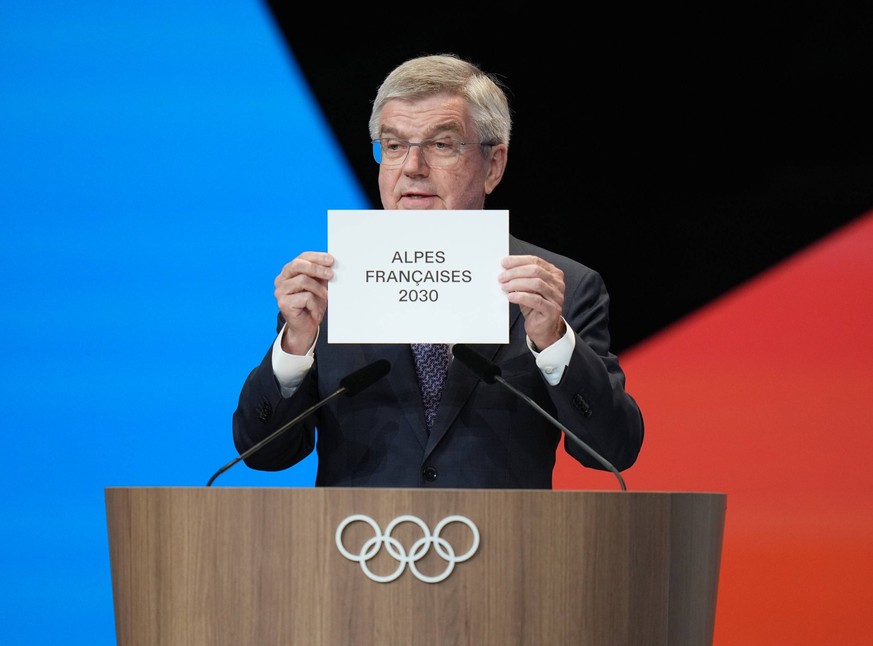 Sport Bilder des Tages 240724 -- PARIS, July 24, 2024 -- International Olympic Committee IOC President Thomas Bach announces that the French Alps has won the bid for the 2030 Winter games, Winterspiel ...