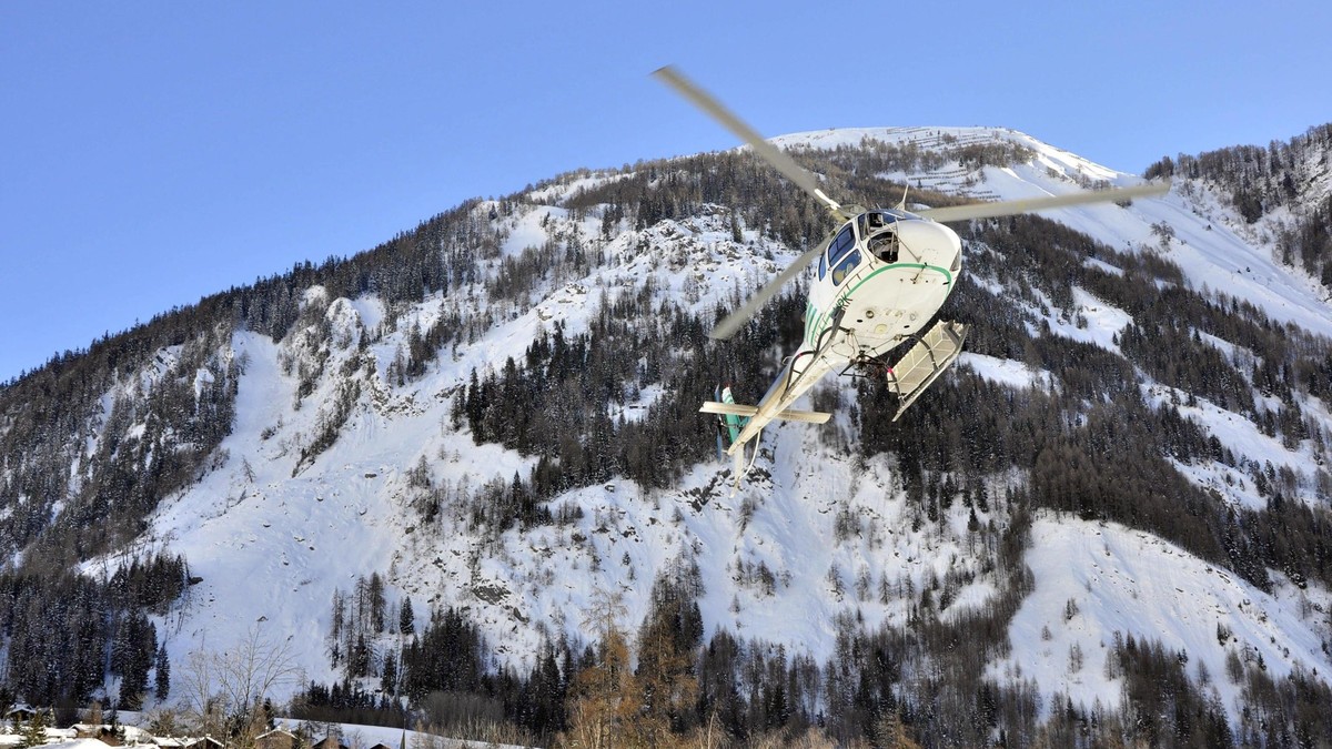 epa07342659 Recovery operations underway for the bodies of three free riders killed in an avalanche in Val Veny, identified as two British and a French, near the Alpine resort of Courmayeur, northwest ...