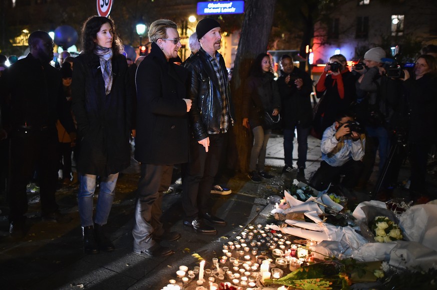 Bono und Co waren zur Zeit der Anschläge in Paris. Am Tag nach den Attentaten legte die Band Blumen nieder.