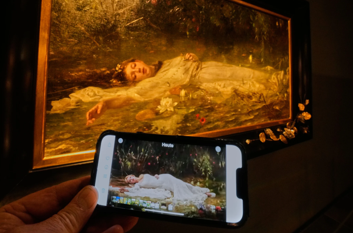 Wer wirkt lebendiger, Fake oder Original? Die Frage dürfen die Swifties im hessischen Landesmusuem selber entscheiden.