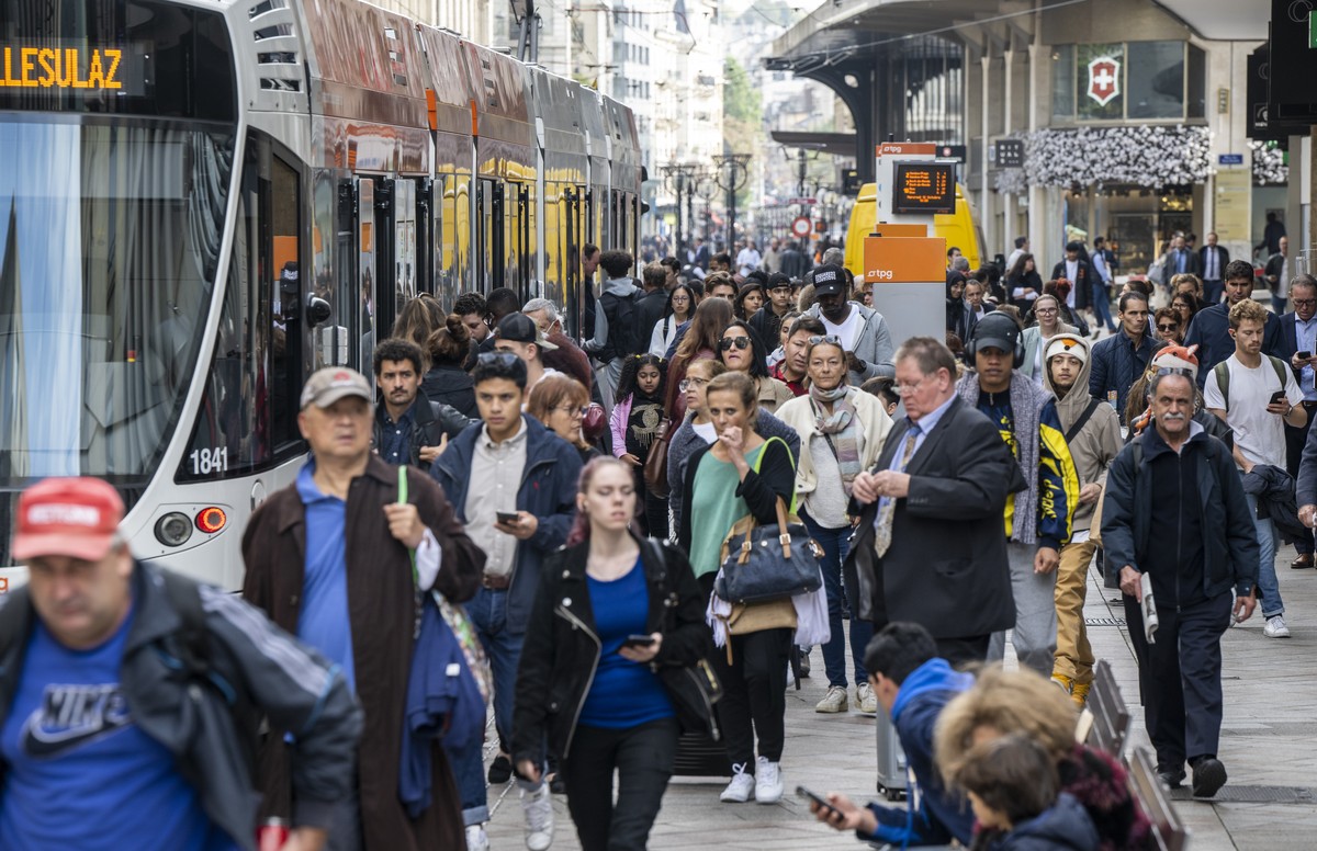 Des personnes attendent de pouvoir monter ou descendent du tram pour aller chercher une autre correspondance a un arret dans les rue basses, lors de la journee de greve du personnel des Transports pub ...