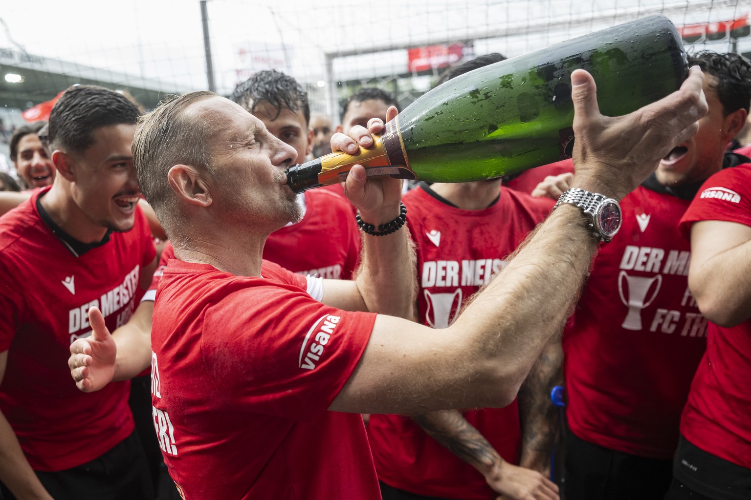 Thun Cheftrainer Mauro Lustrinelli nimmt einen Schluck Champagner und feiert den soeben gesichterten Meistertitel, am Sonntag, 3. Mai 2026 in der Stockhorn Arena in Thun. Da der FC St. Gallen verlor,  ...