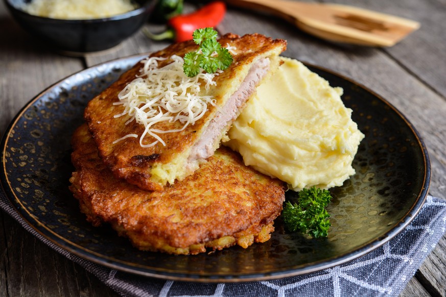 schnitzel panierte schweinsplätzli kartoffelstock essen kochen food