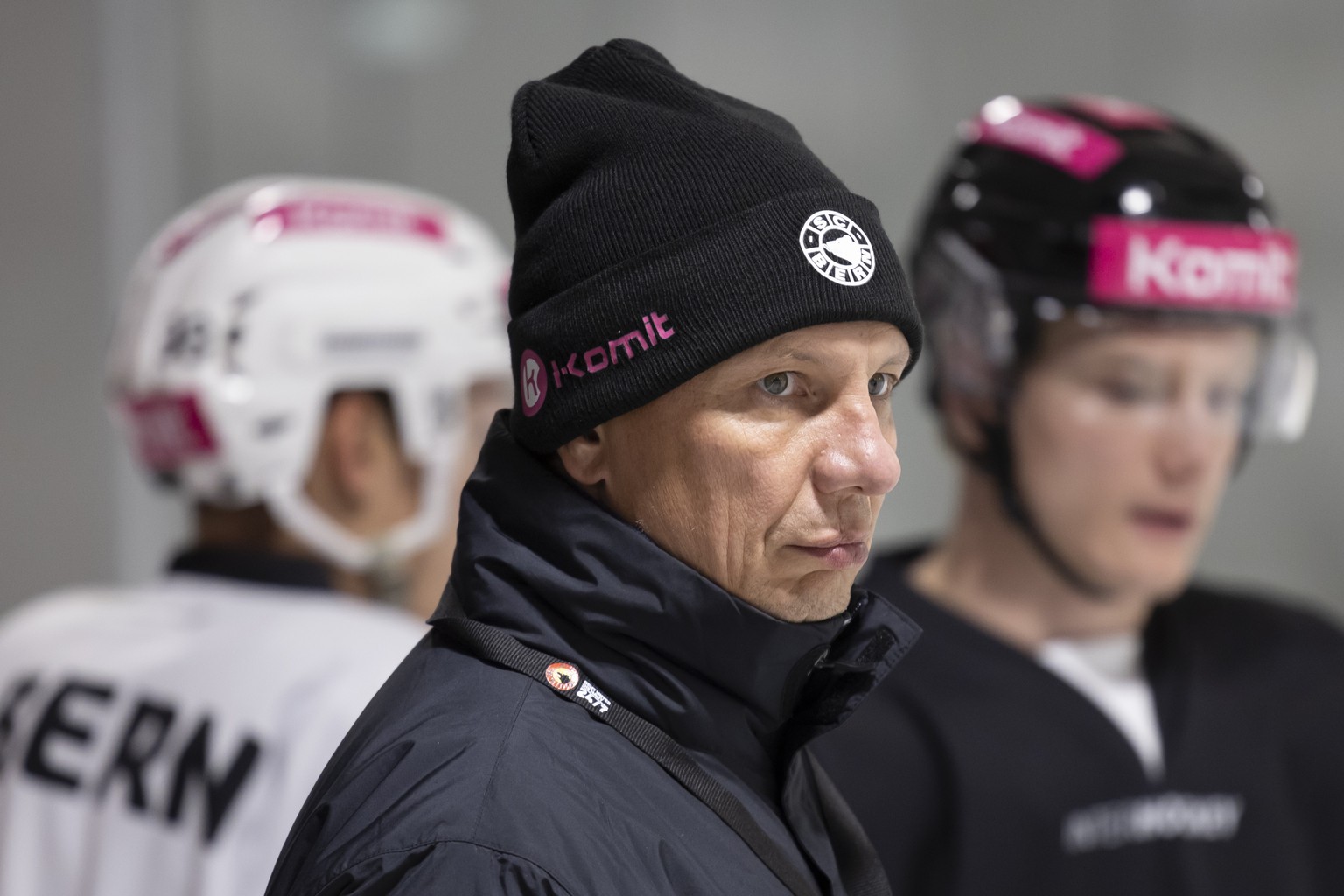 SC Bern Trainer Jussi Tapola, beim ersten offiziellen Eistraining des SC Bern, am Montag, 7. August 2023 in der Trainingshalle der PostFinance Arena in Bern. (KEYSTONE/Peter Klaunzer)