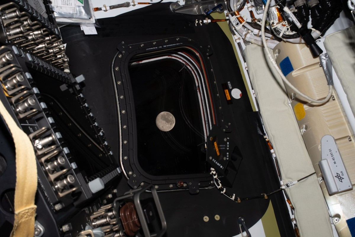 La lune vu depuis le hublot de la capsule Orion, le 6 avril 2026.