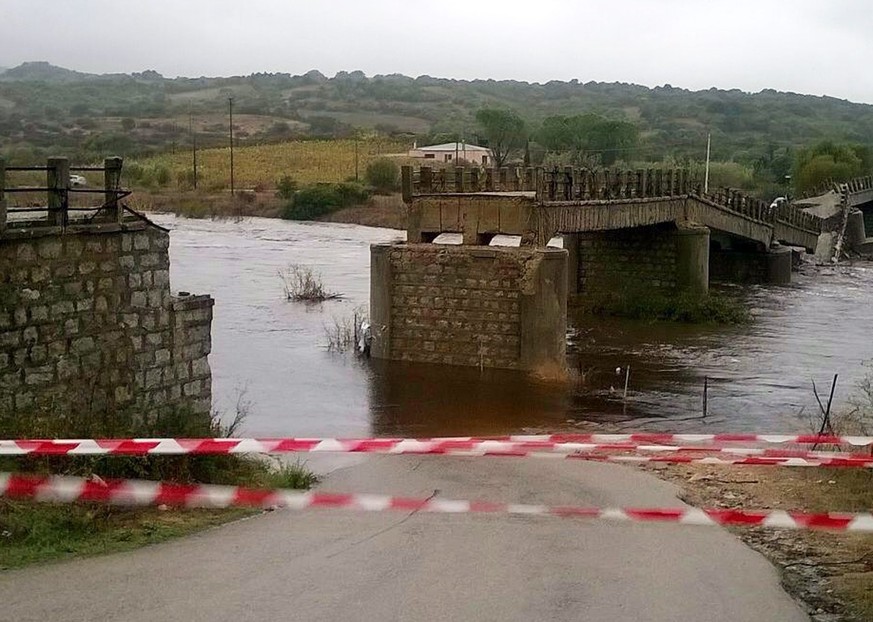 Sardinien: Die Flut zerstörte diese Brücke.