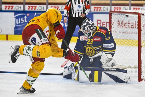 Der Langnauer Harri Personen bei seinem Treffer zur 3:0 Fuehrung gegen den Davoser Torhueter Sandro Aeschlimann , im Eishockey-Qualifikationsspiel der National League zwischen dem HC Davos und den SCL ...