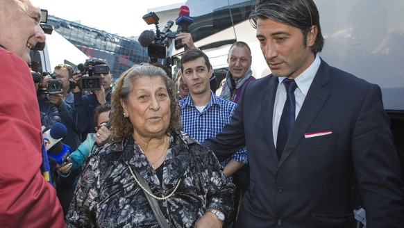 Murat Yakin, right, head coach of Switzerland&#039;s soccer team FC Basel, and his mother Emine, left, on their way to the bus in Bucharest, one day before the UEFA Champions League group E soccer mat ...
