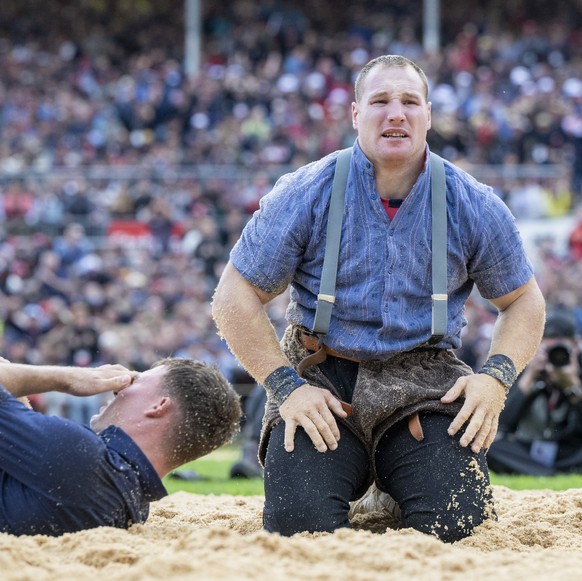 Joel Wicki, rechts, und Michael Moser, links, 1. Gang beim Eidgenoessischen Schwing- und Aelplerfest 2025 Glarnerland (ESAF), am Samstag, 30. August 2025, in Mollis. (KEYSTONE/Urs Flueeler)
