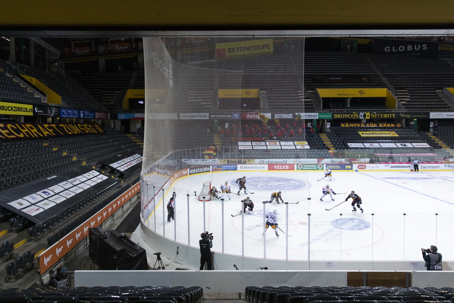 Zugs und Berns Spieler waehrend einem Powerplay von Zug in Aktion, im vierten Eishockey Playoff Viertelfinalspiel der National League zwischen dem SC Bern und dem EV Zug, am Montag, 19. April 2021 in  ...