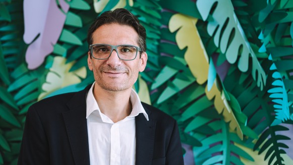 Le conseiller national fribourgeois Gerhard Andrey pose apres une conference de presse, mardi 31 octobre 2023, a Fribourg. Gerhard Andrey est candidat au Conseil federal. Il l&#039;a annonce mardi. Le ...