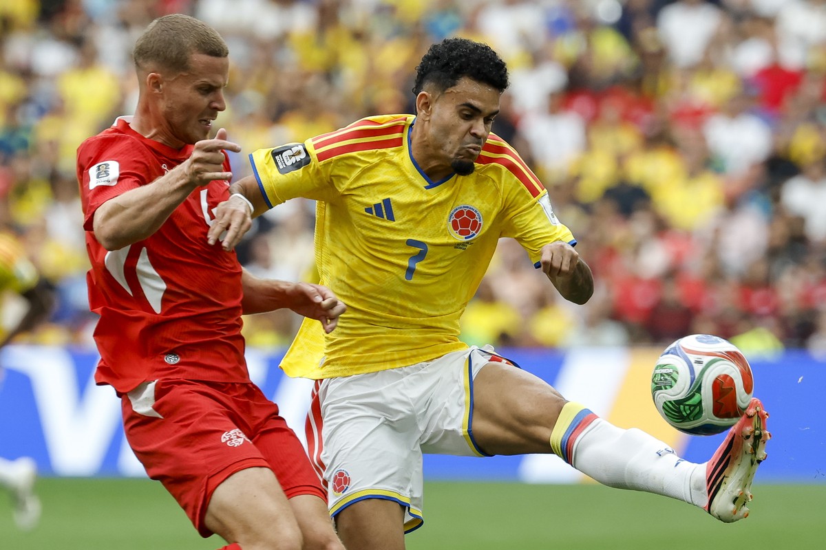 epa13096451 Switzerland's Nico Elvedi (L) in action against Colombia's Luis Diaz (R) during the FIFA World Cup 2026 Round of 16 match Switzerland against Colombia, in Vancouver, Canada, 07 J ...