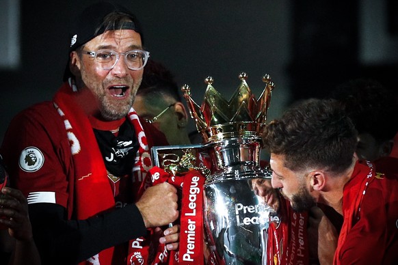 epaselect epa08561559 Liverpool&#039;s head coach Juergen Klopp (L) lifts the Premier League trophy following the English Premier League soccer match between Liverpool FC and Chelsea FC in Liverpool,  ...